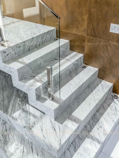Lưu ý thi công đá trong mùa mưa: Độ ẩm nền, thời gian đông kết keo & Che chắn